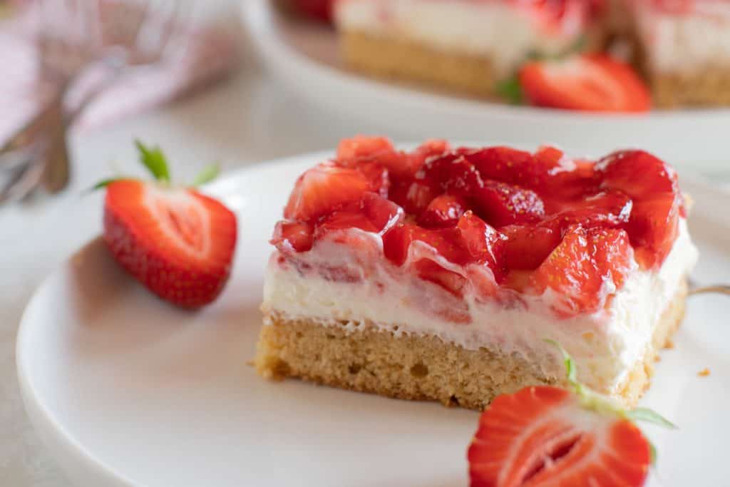 best summer strawberry desserts - strawberry shortcake bar