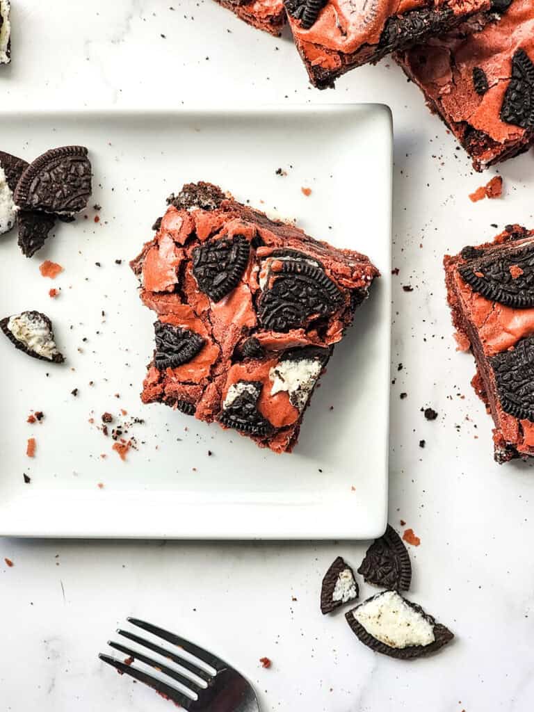easy homemade red velvet brownies with oreos