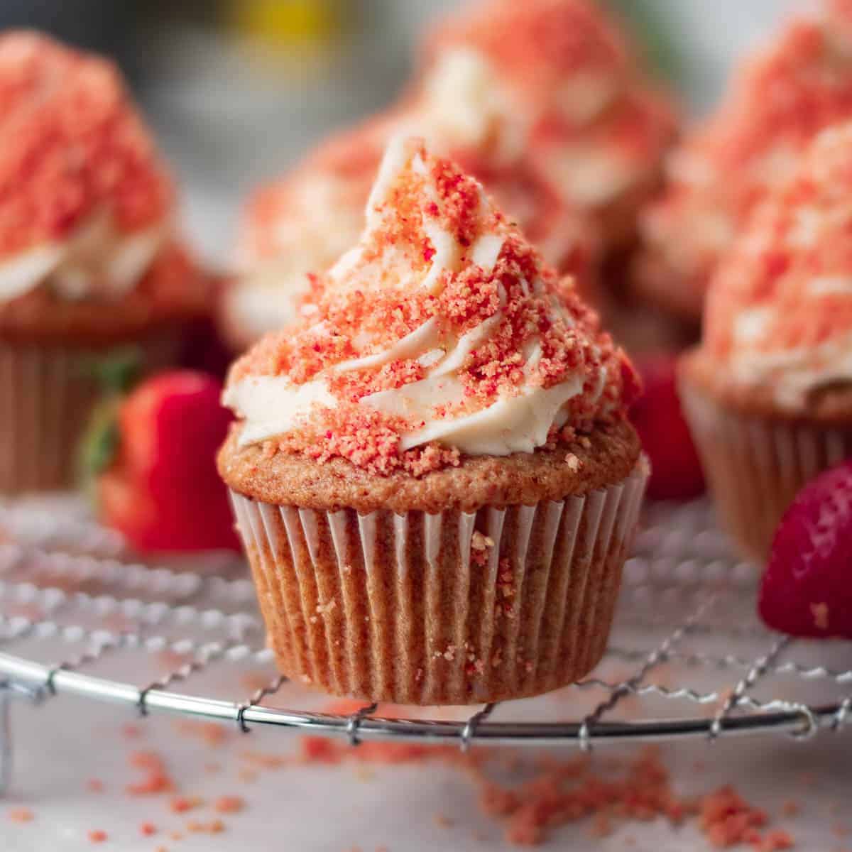 strawberry crunch cupcakes