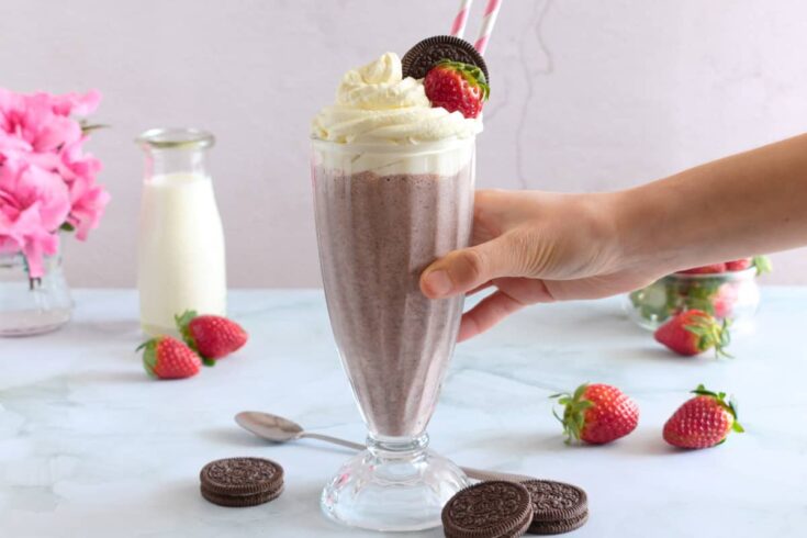 strawberry oreo milkshake 1200x800 1