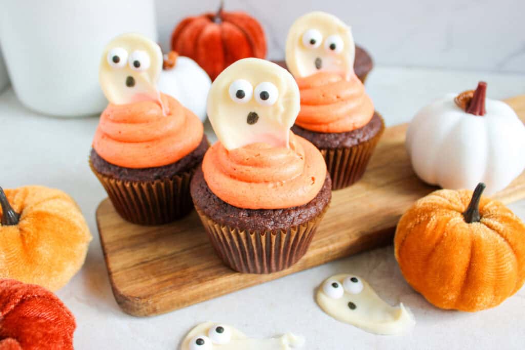 halloween cupcakes decorate with cute white chocolate ghosts