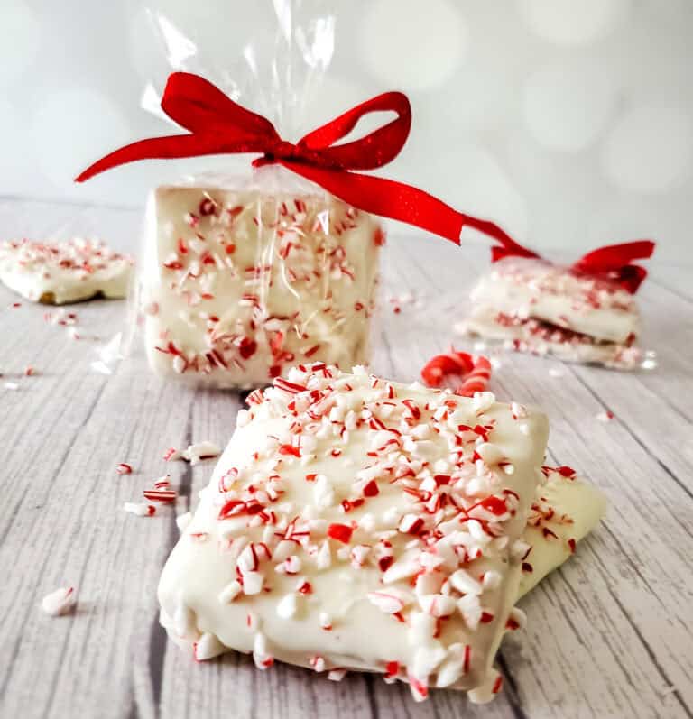 holiday white chocolate peppermint dipped graham crackers