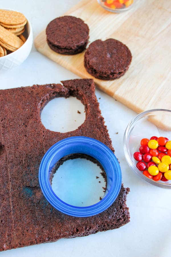 cutting brownies with circle cutter