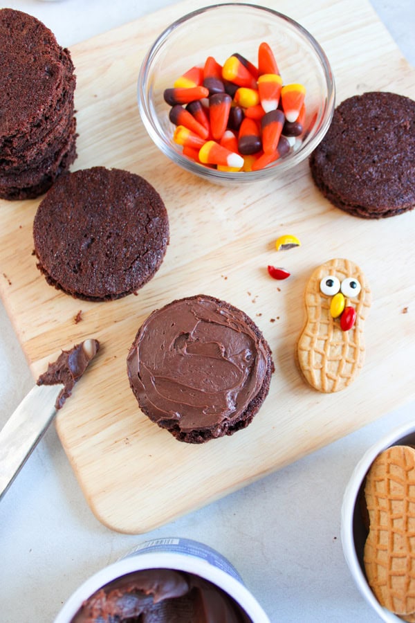 frosting the brownies and assembling the turkeys