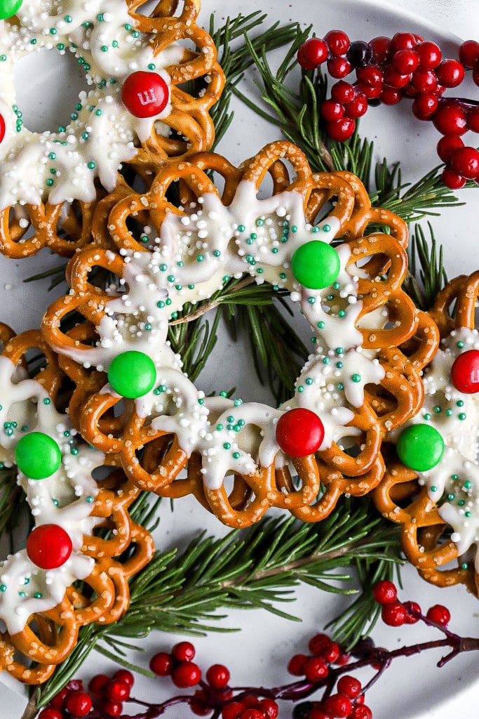 festive chocolate pretzel wreaths 683x1024 1