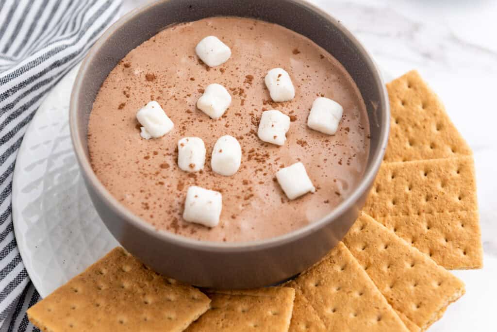 hot cocoa dip with graham crackers