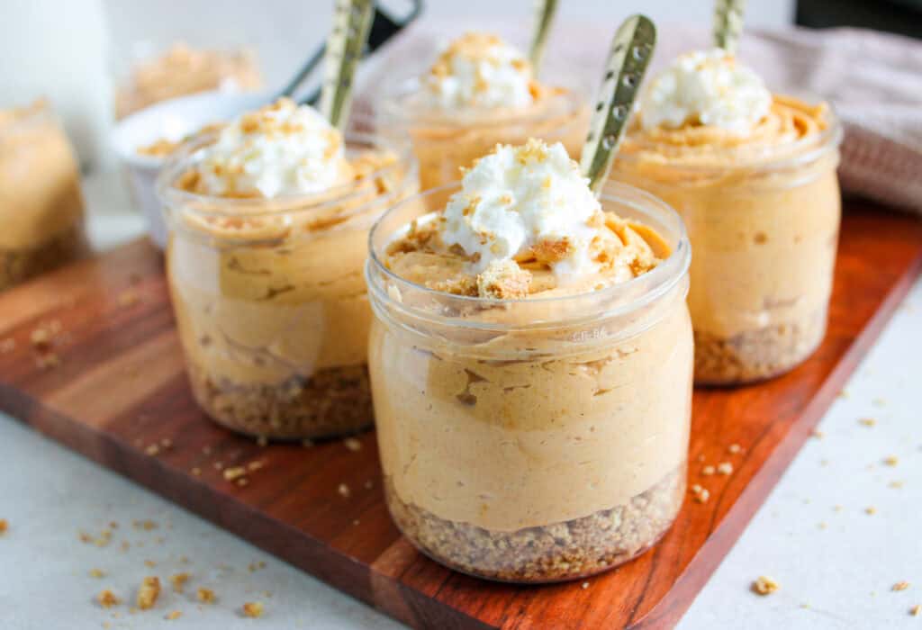 individual no-bake pumpkin cheesecakes in jars