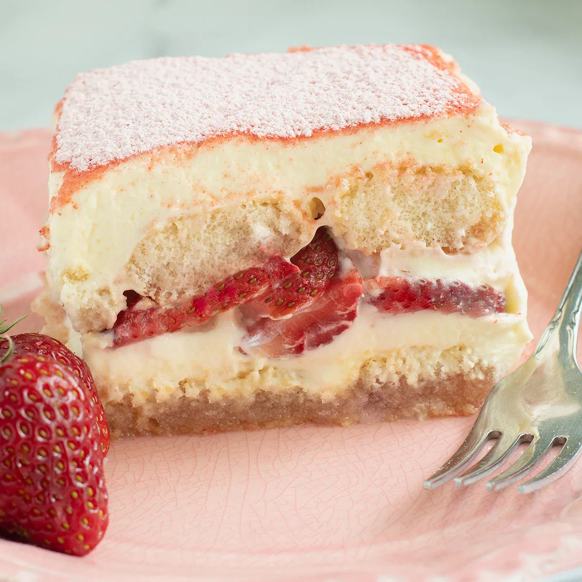 strawberry tiramisu featured