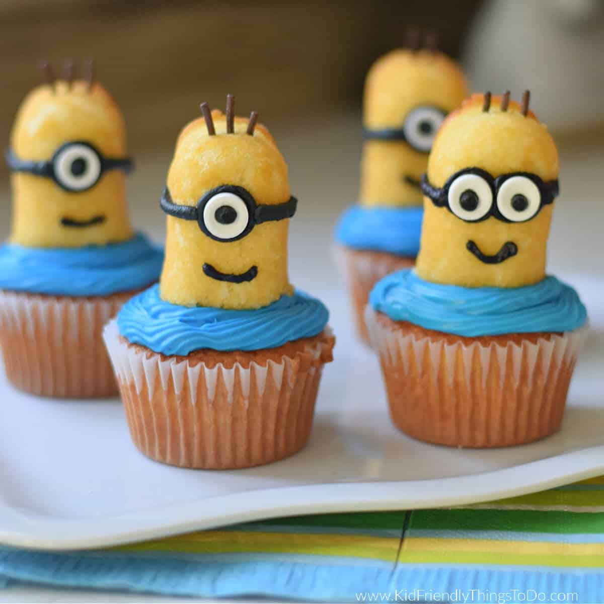 DSC 0275.JPG minion sq twinkie cupcakes