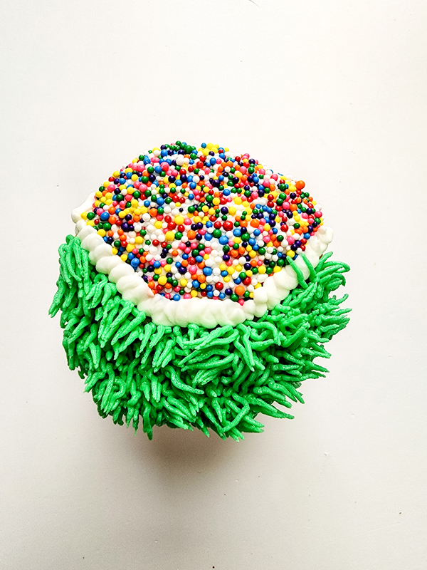 fill in the rest of the cupcake with green frosting grass