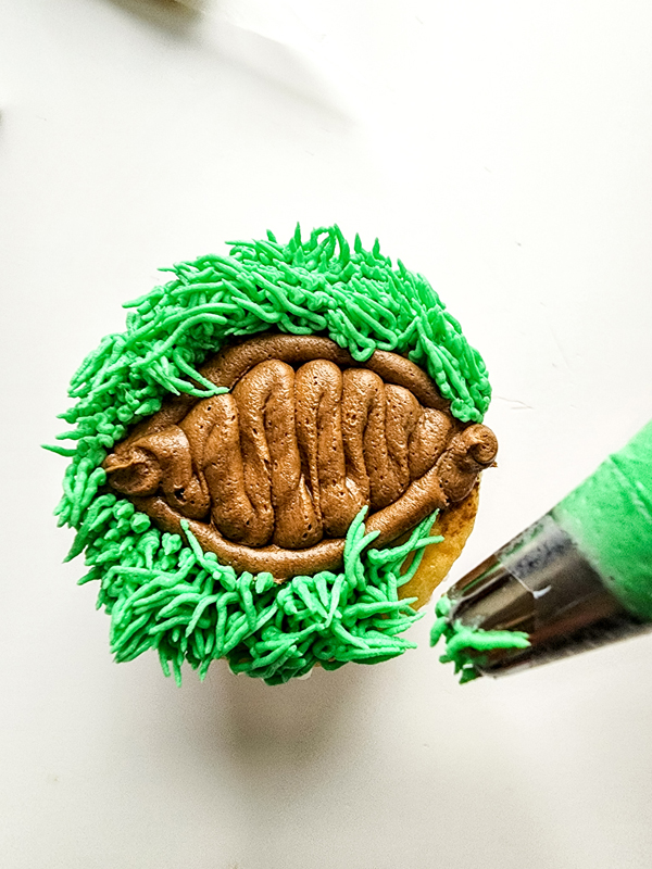 fill in the top of the cupcake with the green frosting