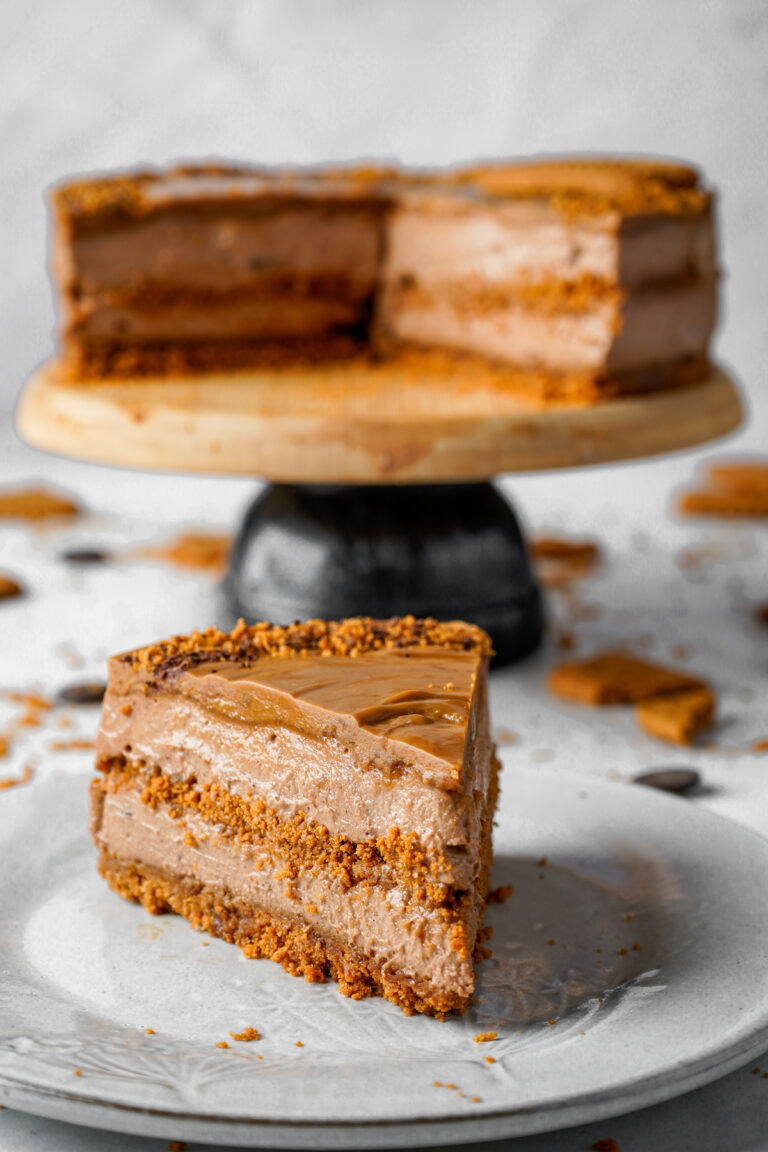 biscoff no bake cheesecake slice on a plate