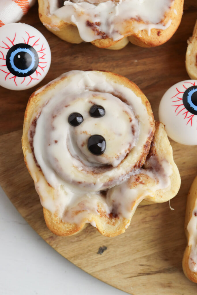 let the rolls cool slightly, then draw ghost faces with the black gel food coloring