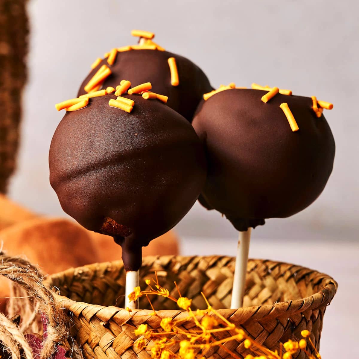 pumpkin cake pops featured 1