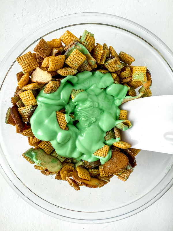 mix green candy and chex mix together