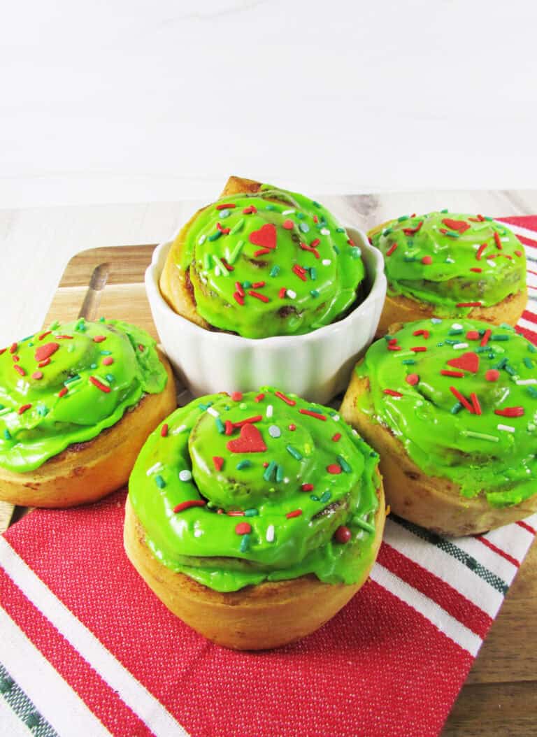 how to make grinch cinnamon rolls