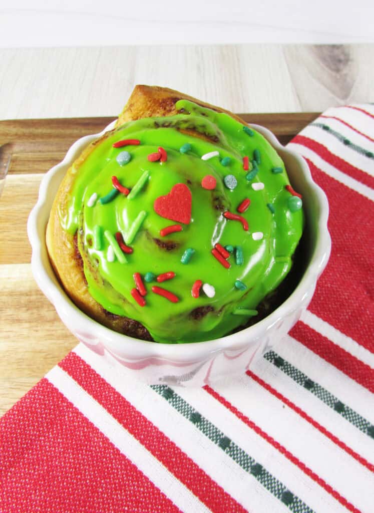 how to make grinch cinnamon rolls