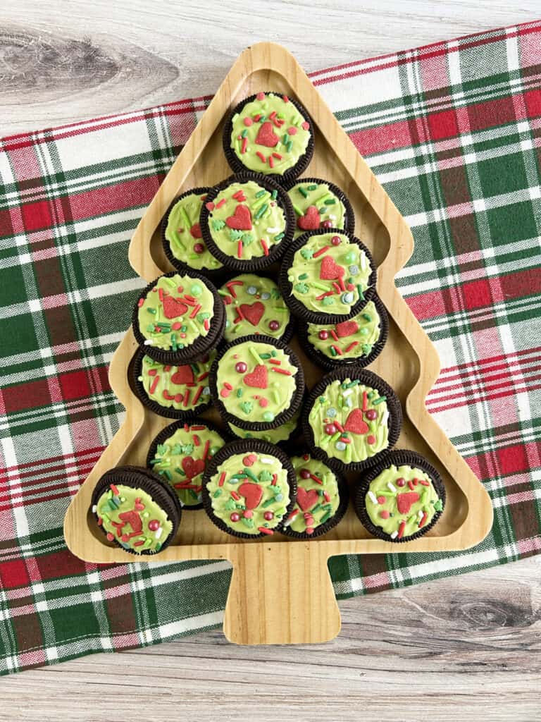 grinch oreo cookies on a cookie tray
