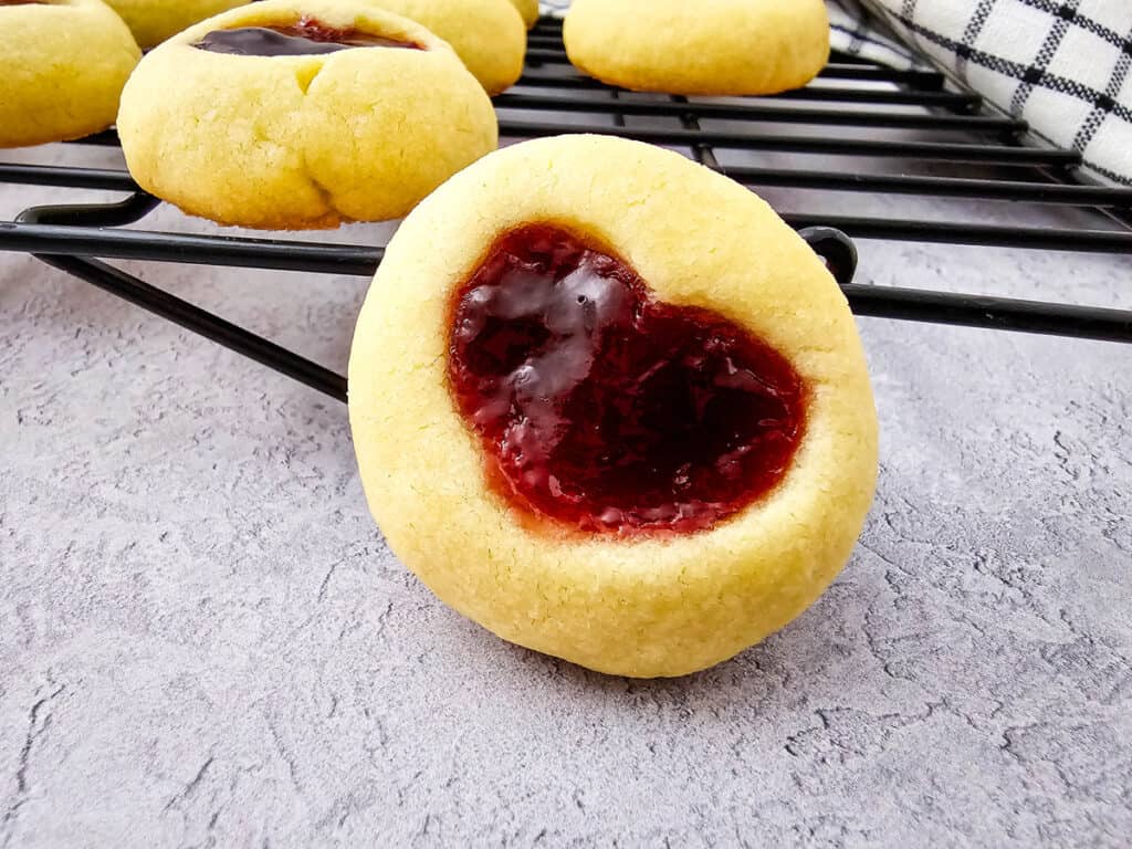 closeup of finished heart jam cookie
