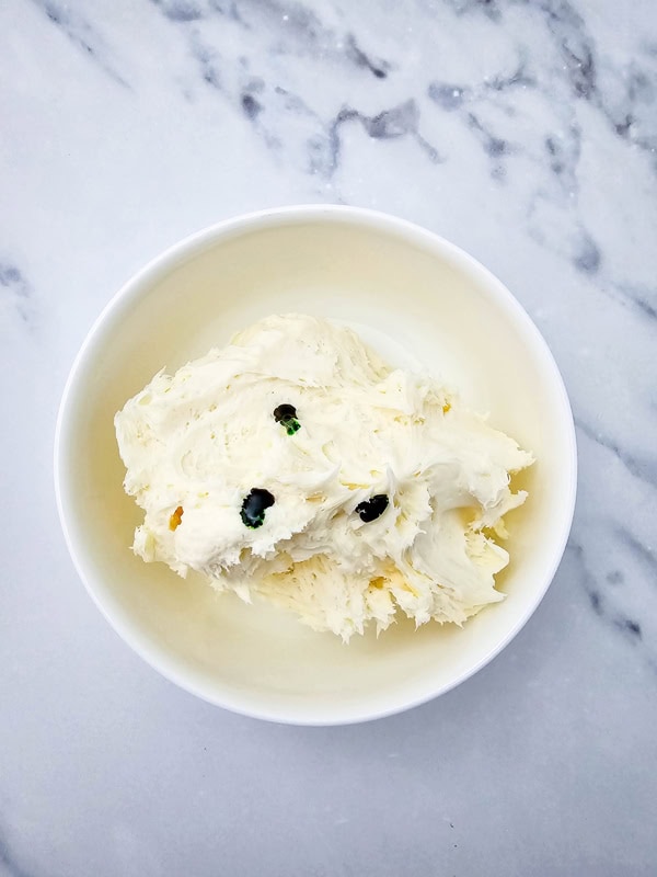 add green food coloring to icing